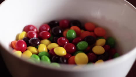 Primer-Plano-Vertiendo-Dulces-De-Bolos-En-Un-Tazón-Blanco-En-La-Mesa