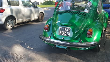 Florencia,-Italia---Alrededor-De-Julio-De-2019---Escarabajo-Volkswagen-Verde-En-El-Tráfico-De-La-Ciudad