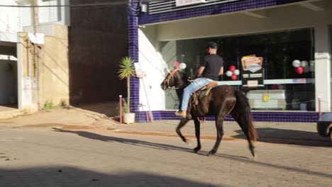 Hombre-A-Caballo-En-Las-Calles-Del-Río-Vermelho,-Minas-Gerais,-Brasil