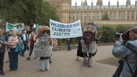 Los-Manifestantes-Del-Cambio-Climático-Cabildean-A-Lo-Largo-De-Las-Orillas-Del-Támesis-Y-Fuera-De-Las-Casas-Del-Parlamento-Como-Parte-Del-Tiempo-Ahora-Es-Protesta