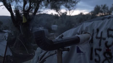 Campamento-De-Refugiados-De-Moria-&#39;jungla&#39;-Desbordamiento-De-La-Chimenea-De-La-Estufa-Fuera-De-La-Tienda-De-Noche