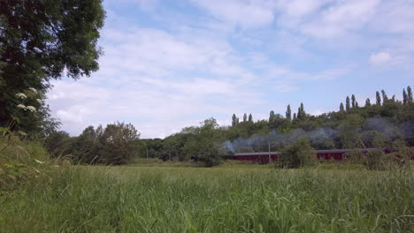 Plano-General-Del-Tren-De-Vapor-Flying-Scotsman-60103-Que-Pasa-Por-Las-Afueras-Rurales-De-Leeds-En-Un-Día-De-Verano-En-Cámara-Lenta.