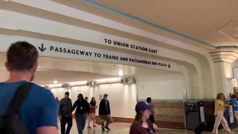 Pasajeros-Que-Entran-Y-Salen-Del-Largo-Corredor-Que-Conduce-A-Trenes-Y-Autobuses-En-Union-Station-Los-Ángeles.