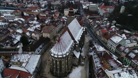 Vista-Aérea-De-La-Iglesia-Negra-De-Rumania,-Brasov-Durante-La-Temporada-De-Vacaciones