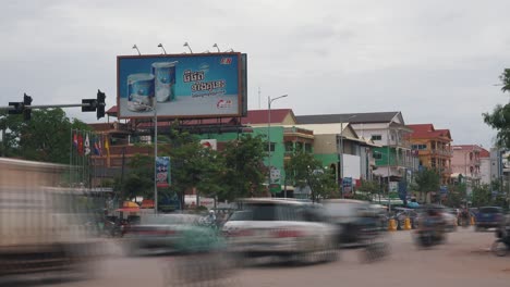 Zeitraffer-Des-Verkehrs-Auf-Einer-Belebten-Straße-In-Siem-Reap