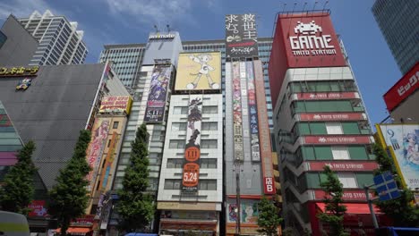 Streetview-of-Akihabara,-Tokyos-busy-electronic-and-mandala-shopping-district,-with-billboards-on-skyscrapers