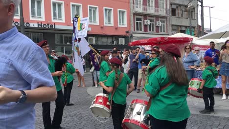 Grupo-De-Tambores-São-Joãozinho-En-Desfile-En-La-Ciudad-De-Porto