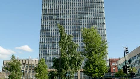 La-Torre-De-Las-Artes-Universidad-De-Sheffield-Día-Soleado-ángulo-Bajo-Más-Corto-4k-25p