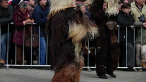 Cámara-Lenta-De-Baile-Traje-Peludo-De-Un-Kuker-Búlgaro