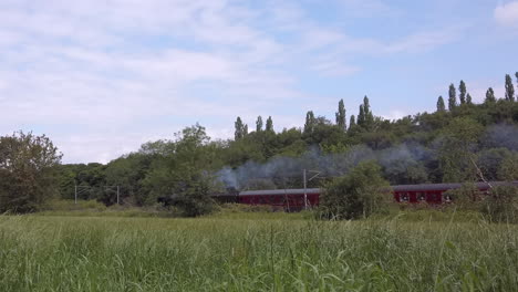 Toma-Estrecha-Del-Tren-De-Vapor-Flying-Scotsman-60103-Pasando-Por-Las-Afueras-Rurales-De-Leeds-En-Un-Día-De-Verano-En-Cámara-Lenta.