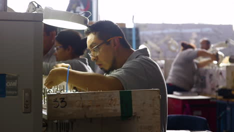 Trabajadores-De-La-Industria,-Cableado-Eléctrico,-Hombres,-Mujeres