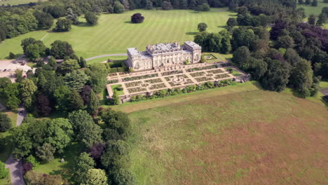 Vuelo-Aéreo-Hacia-Abajo-De-Harewood-House,-Una-Casa-De-Campo-En-West-Yorkshire,-Desde-Un-Lado-En-ángulo