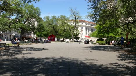 Turista-En-El-Centro-De-San-Antonio-En-La-Plaza-Fuera-Del-álamo-En-Un-Hermoso-Día-Soleado