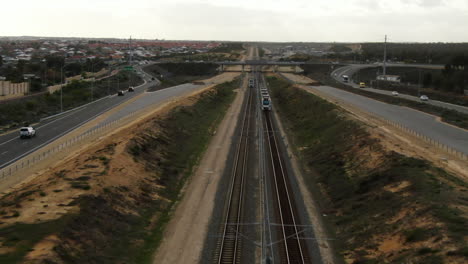 Toma-Aérea-Sobre-Dos-Trenes-Que-Pasan-Por-La-Línea-Joondalup-butler-Entre-Clarkson-Y-La-Estación-Butler-En-Perth,-Australia-Occidental