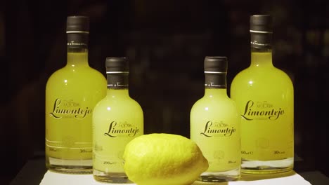 Limoncello-Limontejo-Likörflaschen-Im-Porto-Laden-Ausgestellt