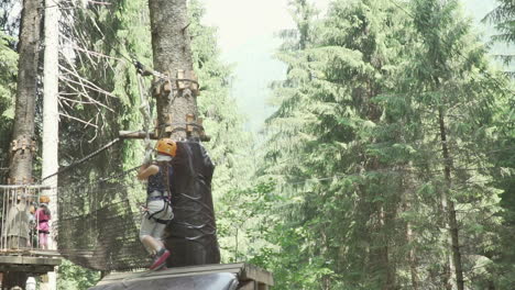 Ein-Kleines-Mädchen-Klettert-In-Einem-Seilabenteuerpark-Und-überwindet-Hindernisse