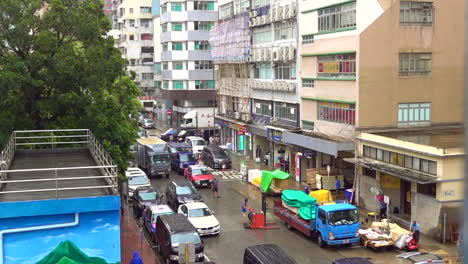 Outdoor-workers-are-working-on-a-rainy-day