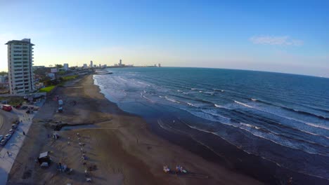 Luftaufnahme-Von-Drony-Mit-Drohne-Des-Strandes-Von-Boca-Del-Rio,-Veracruz,-Mit-Dem-Schatten-Der-Auf-Den-Ozean-Projizierten-Gebäude