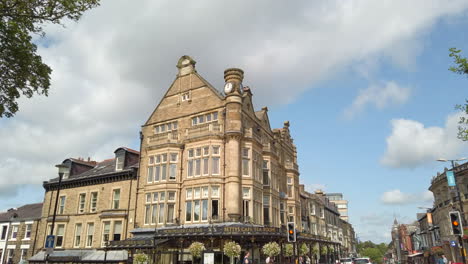 Salón-De-Té-Bettys-En-Harrogate-Desvaneciéndose-Hacia-El-Cielo-Azul-En-Cámara-Lenta