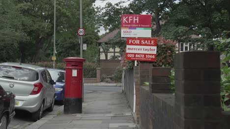 Kinleigh-Folkard---Hayward-Estate-Agent-Vendió-Tablero-En-El-Sur-De-Londres-Con-Un-Buzón-Rojo-De-Correo-Real