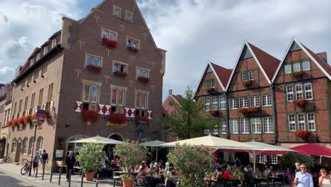 Vista-Del-Pequeño-Y-Gran-Edificio-Del-Restaurante-Kiepenkerl-En-Muenster-Alemania-En-Un-Día-Soleado