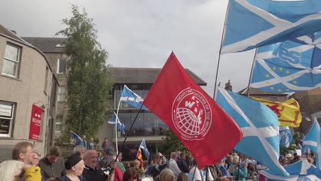 Primer-Plano-De-Los-Manifestantes-Escoceses-Y-Sus-Banderas-Fuera-De-La-Sala-De-Conciertos-De-Perth,-Donde-Se-Lleva-A-Cabo-La-Campaña-De-Liderazgo-Tory