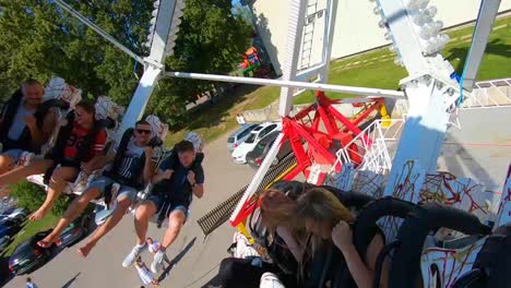 Extreme-carousel-full-of-people,-everyone-really-enjoyed-it