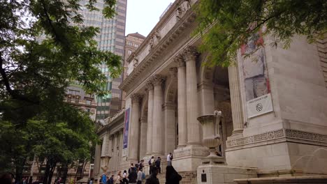 Bewegungszeitraffer-Von-Menschen,-Die-An-Einem-Regnerischen-Sommermorgen-In-Einer-Menschenmenge-Auf-Die-Eröffnung-Der-New-York-Public-Library-Warten,-Von-Links-Nach-Rechts-Schwenkend,-Manhattan,-New-York-City,-USA