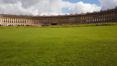 Hyperlapse-Des-Royal-Crescent-In-Bath,-Somerset-An-Einem-Sonnigen-Sommertag-Mit-Blauem-Himmel-Und-Weißen-Wolken,-Die-Von-Links-Nach-Rechts-Ziehen