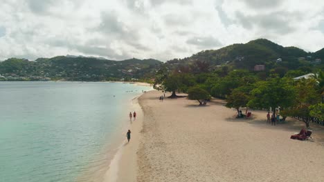 Grand-Anse-Beach,-Granada-Vistas-Aéreas-Con-Montañas-Y-Nubes-En-El-Fondo