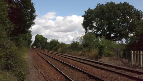 Tren-Acercándose-En-Una-Sección-Recta-De-Vía-En-El-Campo-En-Cámara-Lenta