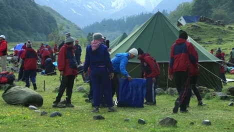 Himalaya-Bergsteiger-Eines-Bergsteiger-Ausbildungsinstituts-Auf-Dem-Weg-Zum-Trail-Mit-Lebensnotwendigen-Gütern