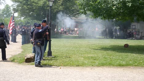 Nachstellung-Der-Bürgerkriegsschlacht-Im-Ohio-History-Center-Im-Ohio-Village