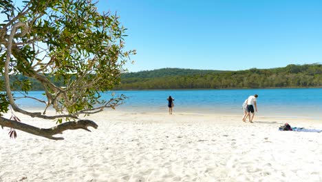 Turistas-En-Lago-Marrón,-Lago-De-Eucalipto,-Isla-De-North-Stradbroke,-Queensland,-Australia