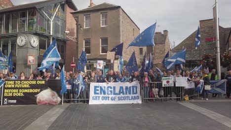 Manifestantes-Escoceses-Y-Sus-Banderas-Fuera-De-La-Sala-De-Conciertos-De-Perth,-Donde-Se-Lleva-A-Cabo-La-Campaña-De-Liderazgo-Tory