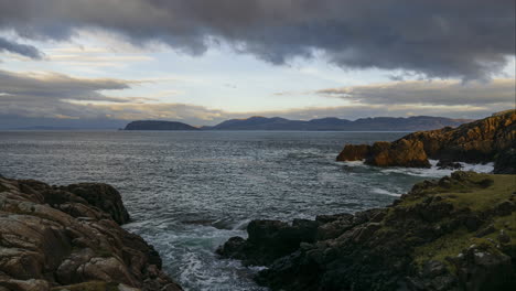 Zeitraffer-Des-Leuchtturms-Fanad-Head-Als-Touristenattraktion-Entlang-Des-Wild-Atlantic-Way-In-Der-Grafschaft-Donegal-In-Irland