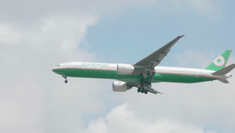 Eva-Air-Boeing-777-35e-B-16706-Acercándose-Antes-De-Aterrizar-En-El-Aeropuerto-De-Suvarnabhumi-En-Bangkok-En-Tailandia