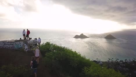 Hermosa-Caminata-Con-Vista-A-La-Playa-De-Hawai-Con-Un-Par-De-Pastilleros-En-La-Parte-Superior