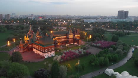 Palacio-Del-Padre-De-Pedro-De-Moscú-Desde-Arriba-Con-Un-Dron-Por-La-Tarde---Noche-A-30fps-Y-4k