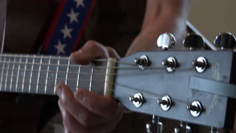 Primer-Plano-De-Una-Guitarra-Acústica-Siendo-Tocada-Por-Un-Miembro-De-La-Banda-Femenina