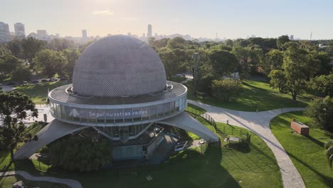 Carretilla-Aérea-En-El-Planetario-Galileo-Galilei-En-Los-Bosques-De-Palermo-Con-Edificios-En-El-Fondo-Durante-El-Día,-Buenos-Aires