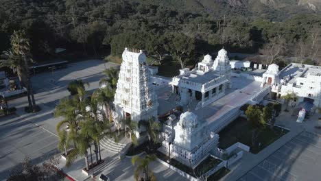 Hermosa-Arquitectura-Adornada-Del-Templo-Hindú,-Edificio-Religioso-De-Malibu-California