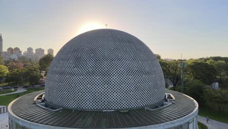 Lufttransportwagen-Aus-Dem-Galileo-Galilei-Planetarium-In-Den-Wäldern-Von-Palermo-Mit-Der-Skyline-Im-Hintergrund-Tagsüber,-Buenos-Aires