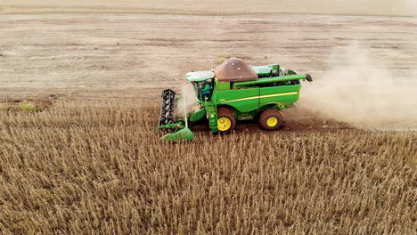 Tractor-Agrícola-Cosechando-Soja-En-El-Campo