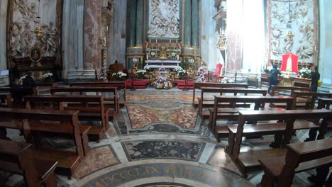 Dentro-De-Sant&#39;agnese-In-Agone-En-Roma,-Italia,-La-Cámara-Se-Inclina-Hacia-Arriba