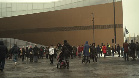 Gran-Tiro-Inclinado-De-Las-Multitudes-Reunidas-En-Helsinki-Para-Una-Demostración-De-Covid-19,-Personas-Con-Bandera-Nacional-Finlandesa