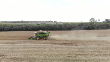 Landwirtschaftlicher-Traktor,-Der-Sojabohnen-Auf-Dem-Feld-Erntet