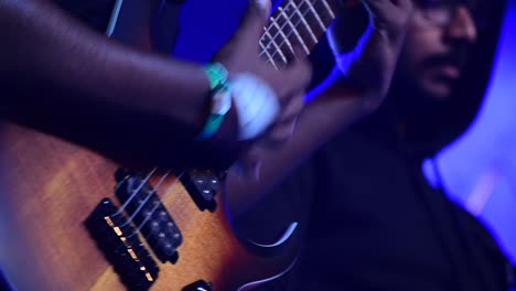 Guitarrista-Tocando-La-Guitarra-Durante-Un-Festival-Universitario-De-Arquitectura-En-Kerala