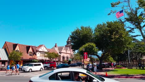 Toma-Estática-Del-Centro-De-La-Ciudad-Con-Bandera-Danesa-Y-Estadounidense-En-La-Ciudad-Danesa-De-Solvang,-California,-Ee.uu.