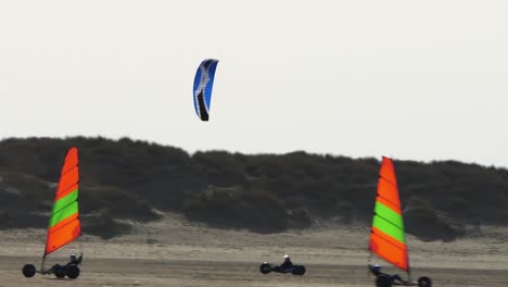 Kitebuggy-Y-Blokarts-En-La-Playa-De-Brouwersdam,-Países-Bajos